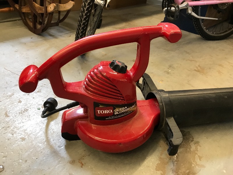 lot 418 image: ELECTRIC TORO LEAF BLOWER WITH ATTACHMENT