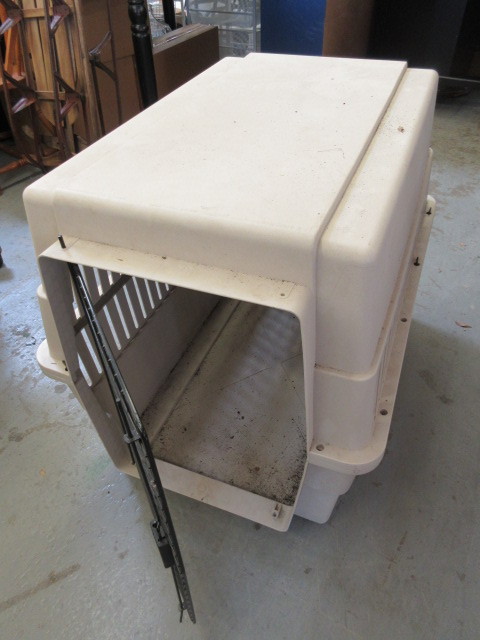lot 419 image: LARGE DOG KENNEL