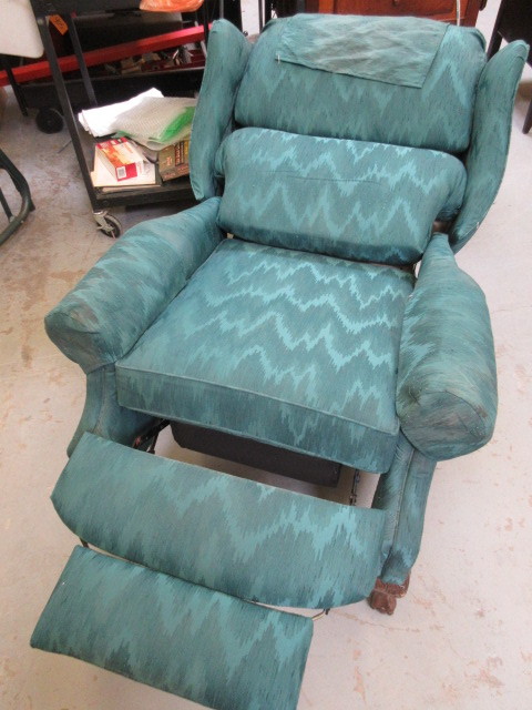 lot 430 image: LA-Z-BOY RECLINING WING BACK CHAIR