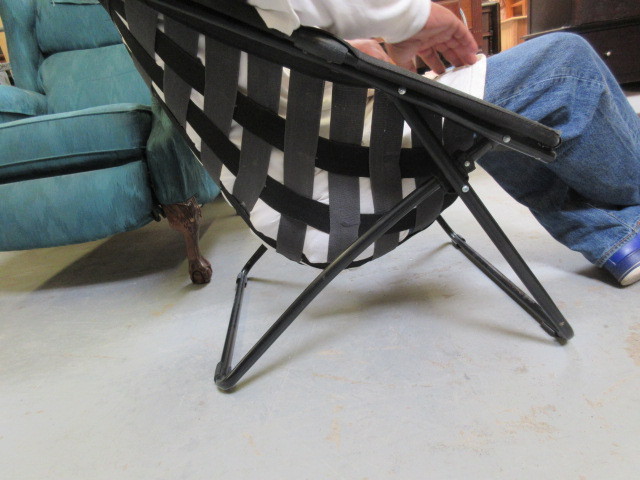 lot 431 image: FOLDING LAWN CHAIR
