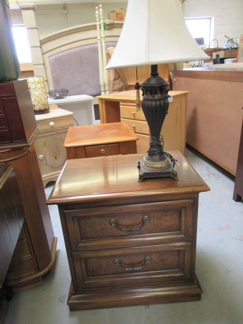 lot 435 image: THOMASVILLE NIGHTSTAND AND LAMP