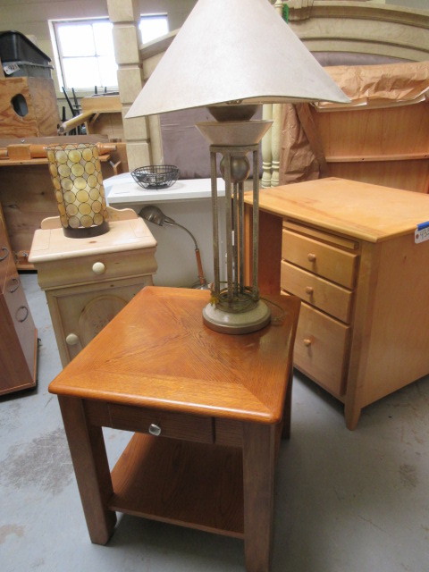 lot 437 image: WOODEN END TABLE AND LAMP