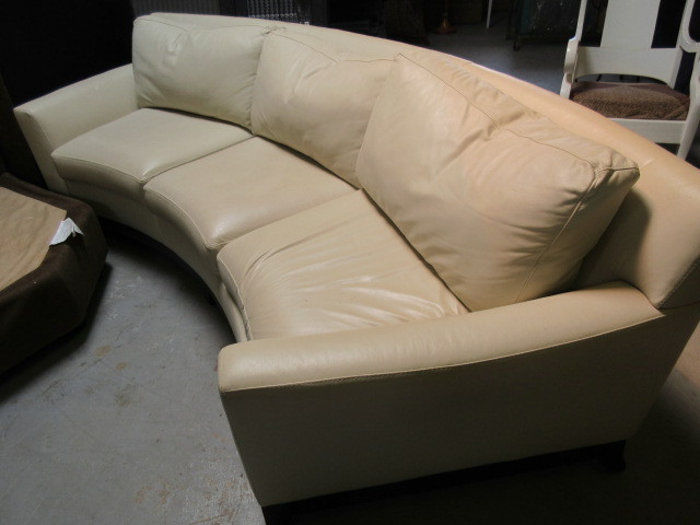 lot 439 image: CURVED WHITE LEATHER SOFA