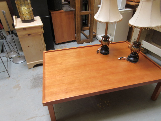 lot 442 image: COFFEE TABLE AND TABLE LAMPS