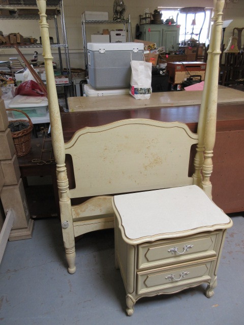 lot 445 image: TWIN SIZE POSTER BED AND NIGHTSTAND