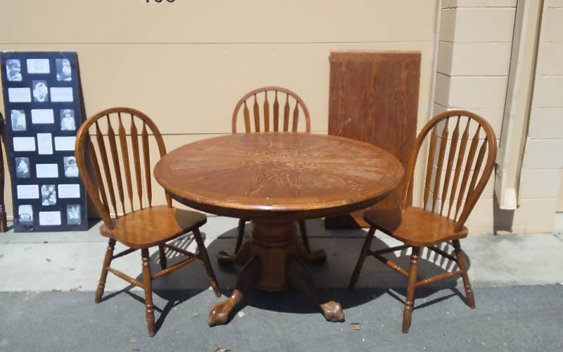 48 Round Claw Foot Pedestal Table With 3-Bow Back Chairs, 1-24 Leaf