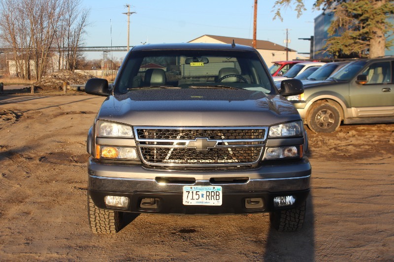 lot 2421 image: 2006 Chevrolet Silverado 1500 LT Z71 4x4 Crew Cab - 2 Owner -