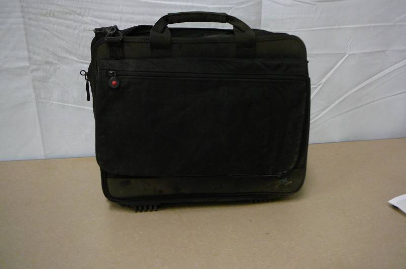 lot 6 image: IBM Think pad computer bag, 3 pocket, shoulder strap, zippers work