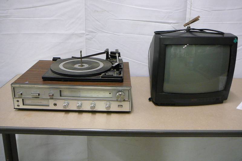 lot 16 image: Funai 13 TV WORKS, Sears AMFM stereo system with 8 track play, record and turn table