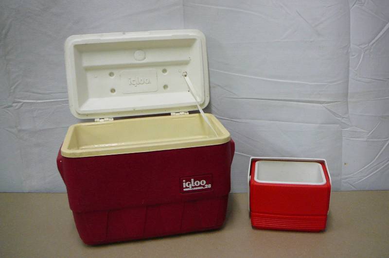 lot 35 image: Coolers, Igloo, Legend 28, Igloo, Playmate