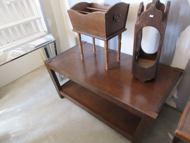 COFFEE TABLE AND WOODEN ACCESSORIES