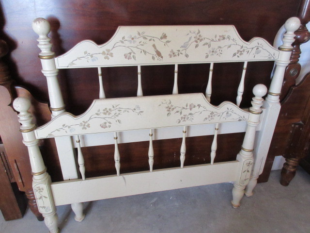 TWIN SIZE BIRD AND FLORAL DESIGN BED