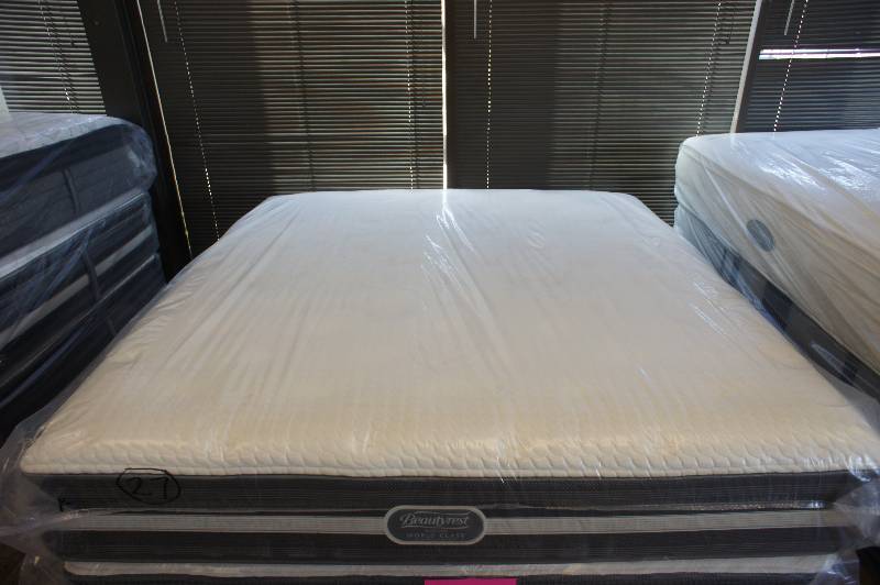 lot 13 image: NEW - KING SIZE - SIMMONS BEAUTYREST - RECHARGE - WORLD CLASS EDITION EXCLUSIVE - KING SIZE MATTRESS MSRP $2499.99