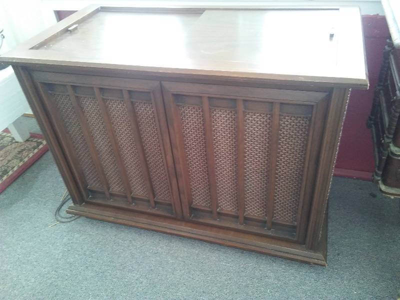 lot 157 image: Vintage Mid Century Magnavox Console Stereo