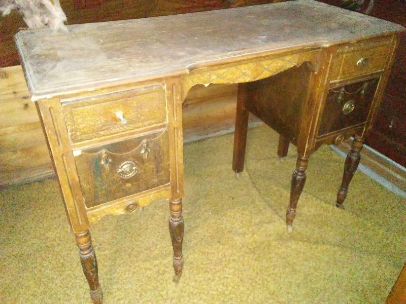 lot 165 image: 8 leg Dressing Table with mirror, 44W x 18D x 32 H