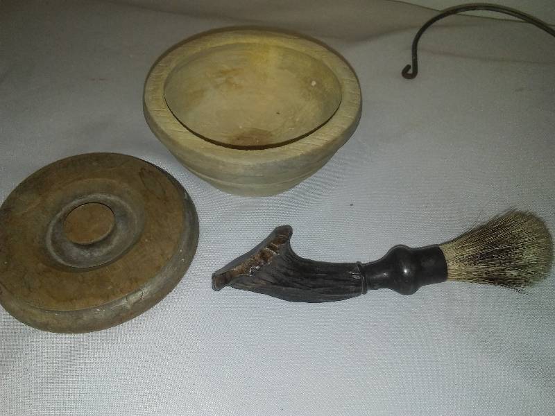 lot 184 image: Vintage Shaving Display  each lot different