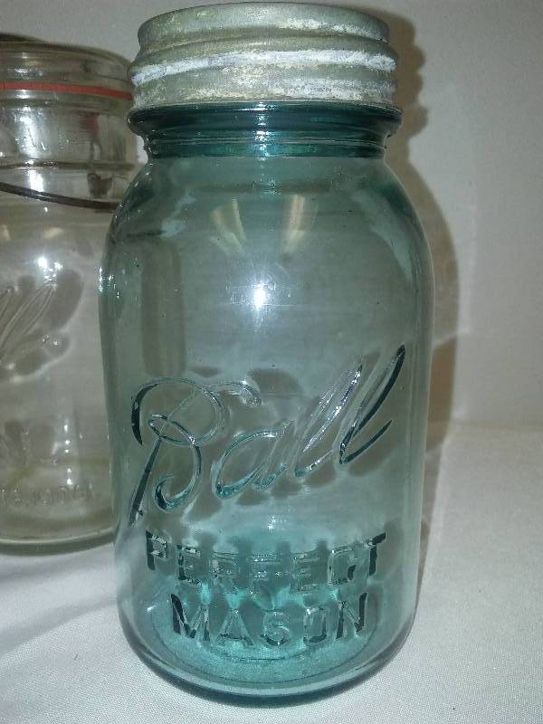 lot 188 image: Vintage Ball Bail handle and blue jars (4)