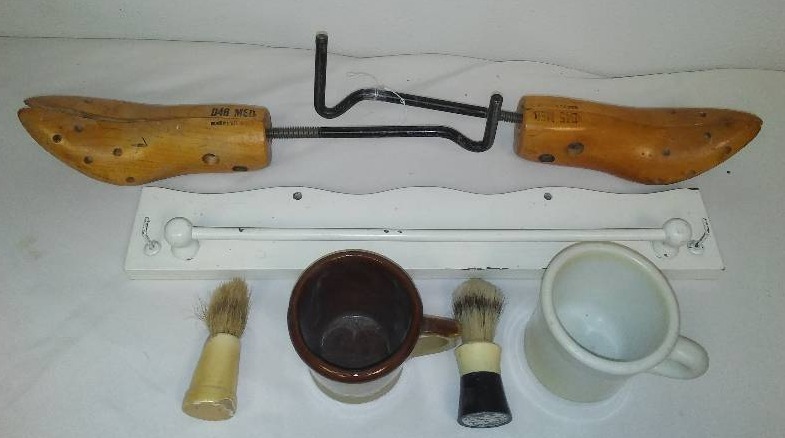 lot 194 image: Vintage Miscellaneous shoe lasts and more