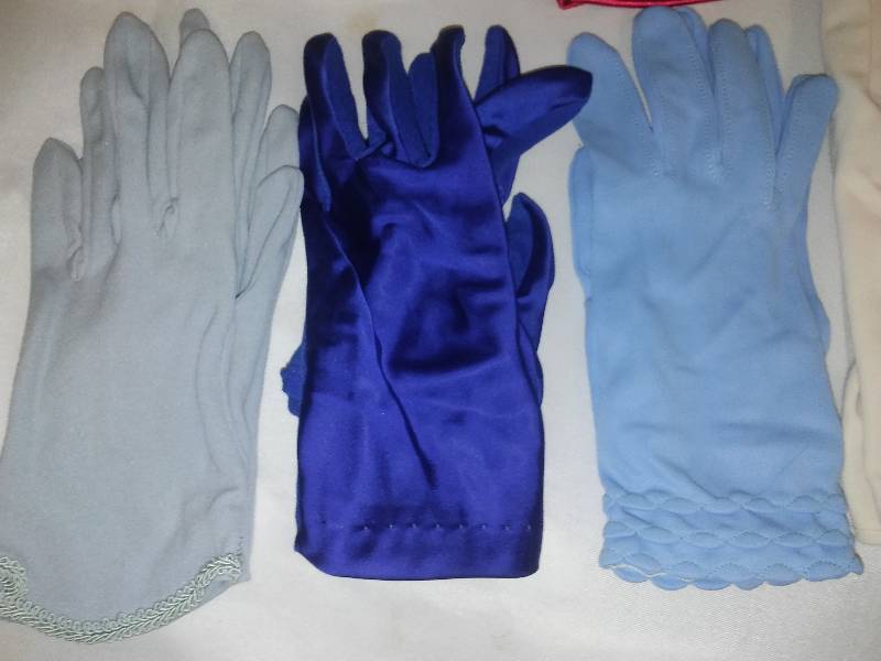 lot 203 image: Vintage Mid Century Satin and Cotton Dress gloves (20 pr.)