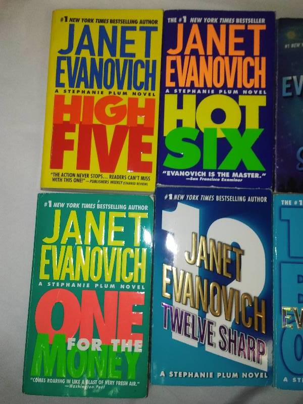 lot 206 image: Janet Evanovich Books (12) and more
