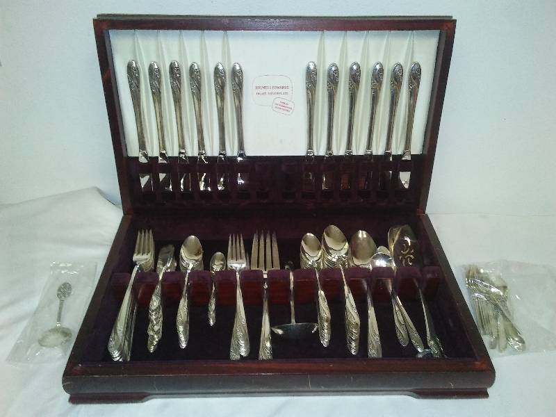 lot 222 image: Vintage Homes and Edward Sliver Plated Silverware Service, circa 1952-1959  see pictures