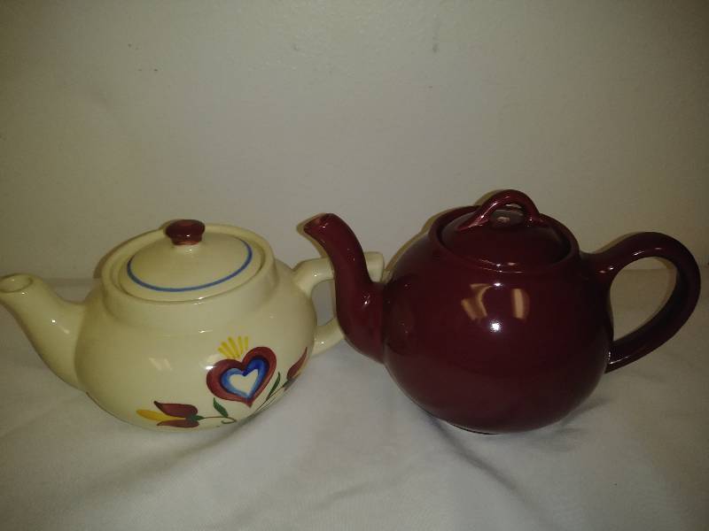 lot 258 image: Vintage Lipton and Shawnee Teapots