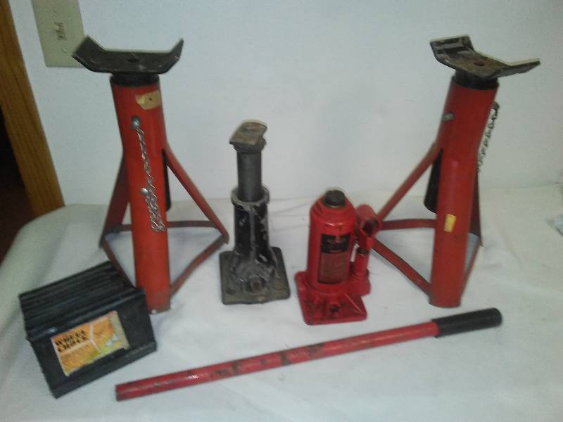 lot 250 image: Hydraulic Jacks (2) and jack stands