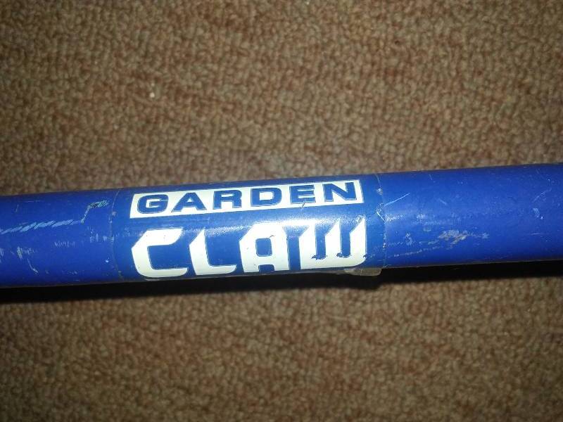 lot 275 image: Scotts Fertilizer  Nice, misc. garden tools