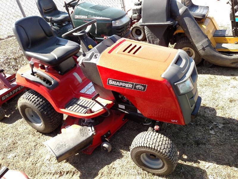 lot 14 image: Snapper SPX42 42 Riding Mower, 22 ...
