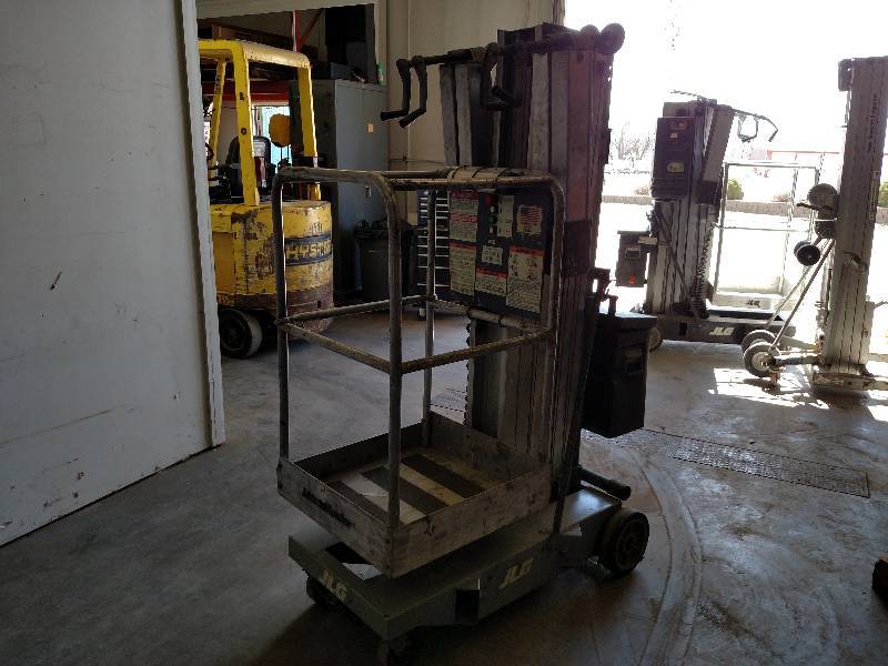 lot 2 image: JLG AM-24 Man Lift with Outriggers,...