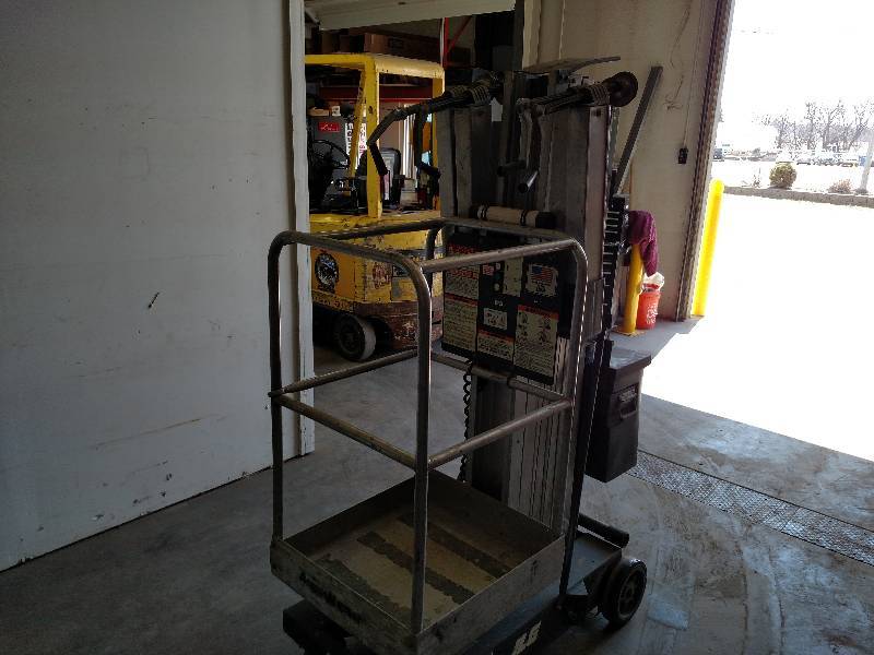lot 3 image: JLG AM-24 Man Lift with Outriggers,...