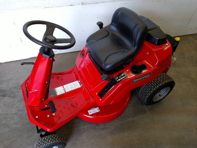 lot 6 image: Snapper Model SP211 28 Rear Engine...