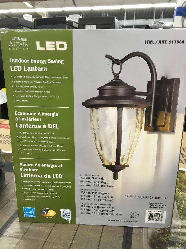 lot 576 image: ALTAIR COACH LIGHT F17, RETAIL $34.99