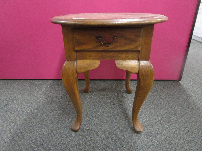 lot 20 image: Null 21544 End Table 23 T x 25 12 D X 21 12 L