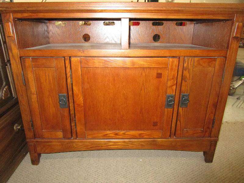 lot 27 image: Tv Stand 42 W X 20D X 32 T
