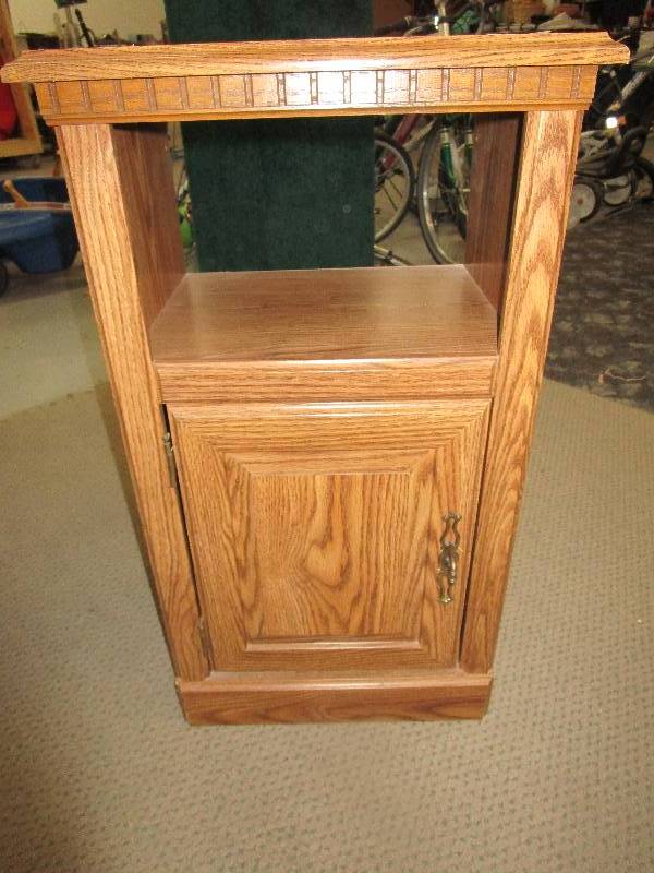 lot 28 image: Night Stand 17 12W X 13 14D X 30 12T