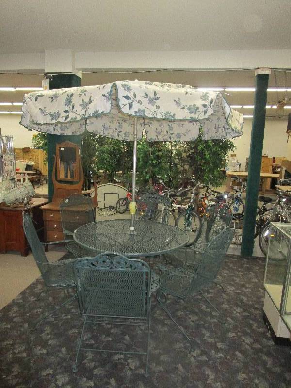lot 36 image: Metal Patio Set 6 Chairs, Table, Unbrella and Unbrella Stand 48 Round