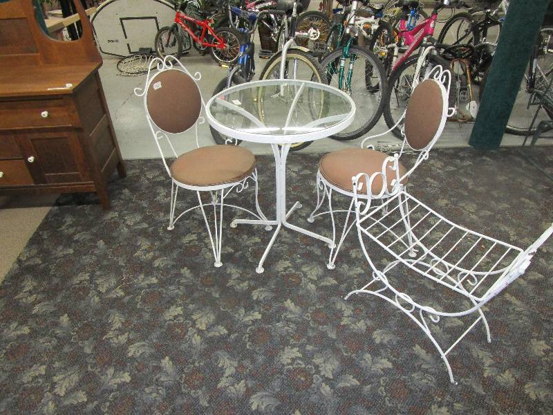 lot 39 image: 4 Piece Patoo Set 24 Round