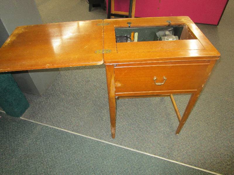 lot 67 image: White Sewing Machine and Cabinet