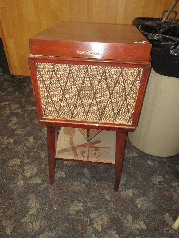 lot 81 image: Old Record Player RCA