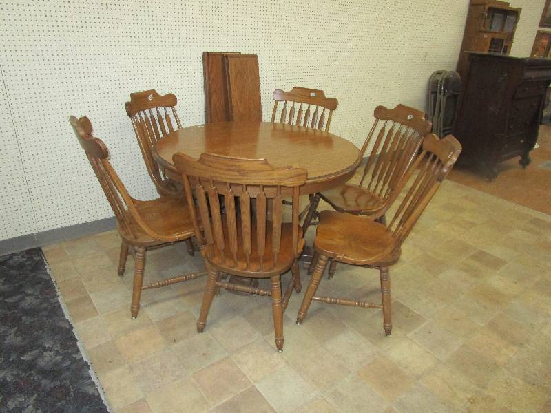 lot 87 image: Table and 6 Chairs 47 round and 4- 11 Leaves