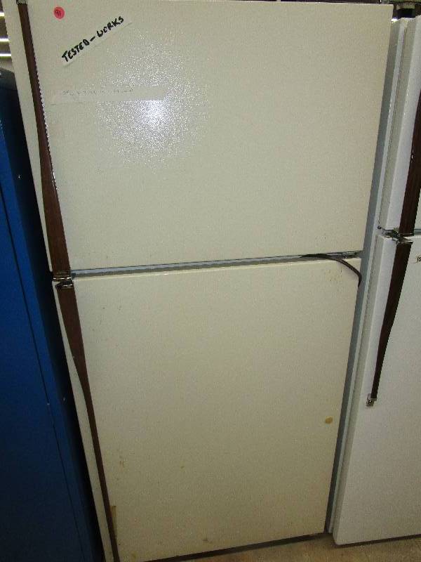 lot 91 image: Hotpoint 18.2 Cubic feet Refrigerator Freezer works
