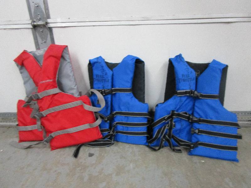 lot 119 image: 3 Life Jackets Full Throttle, Sterns