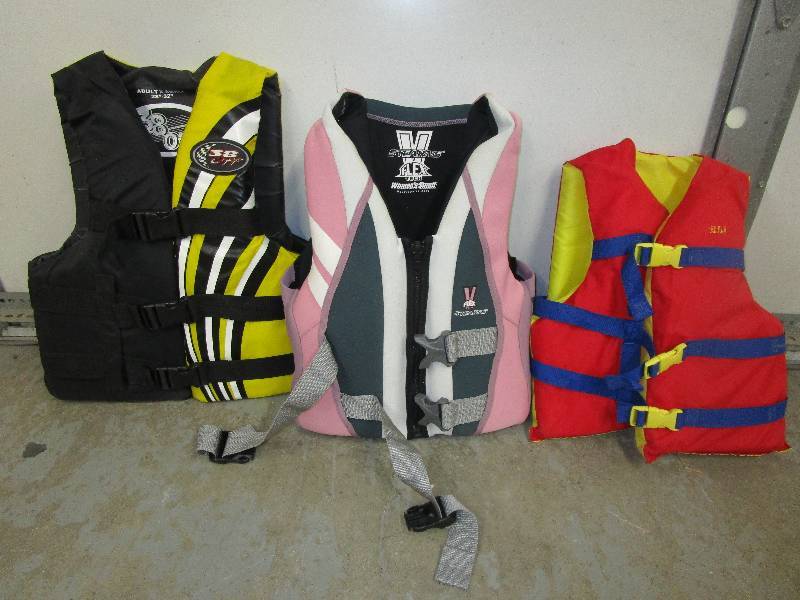 lot 120 image: Sterns, 38 Off and misc life jackets