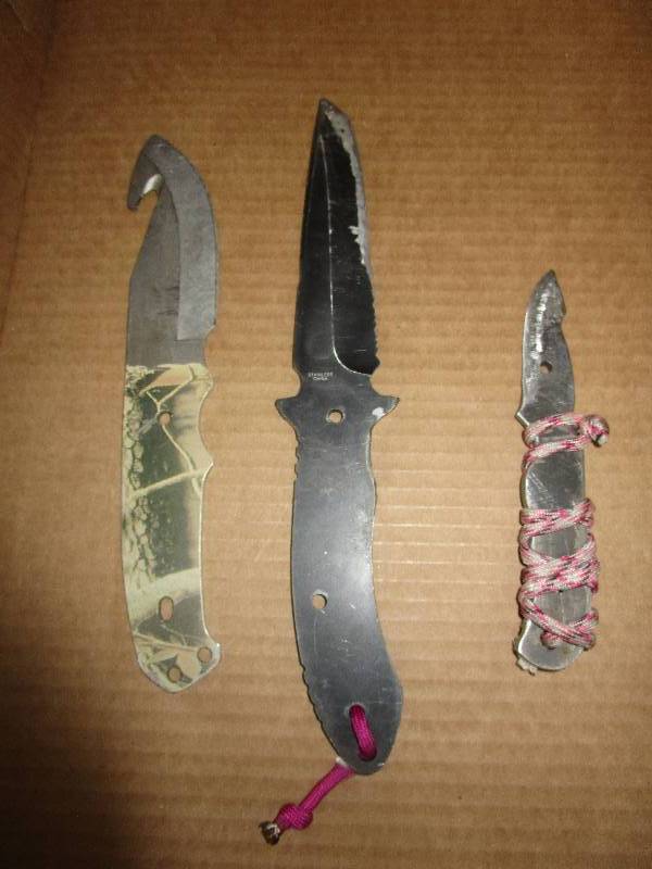 lot 140 image: Straight Knives