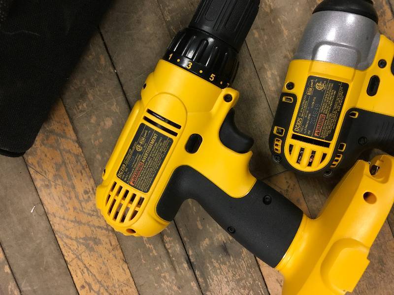 DeWalt 18-Volt Lithium Ion Cordless DrillDriver and Impact Kit ( 2 Tool) open box in like new condition
