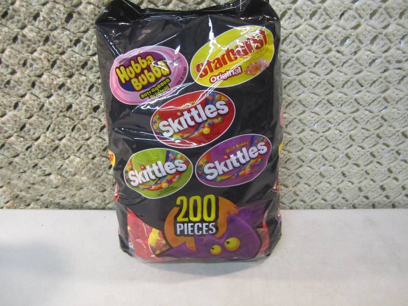 lot 156 image: Large Bag of Mixed Candy 200 Pieces...