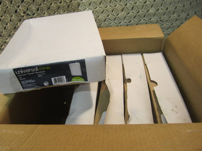 lot 196 image: Lot of 500 Tyvek 9 x 12 White Env...