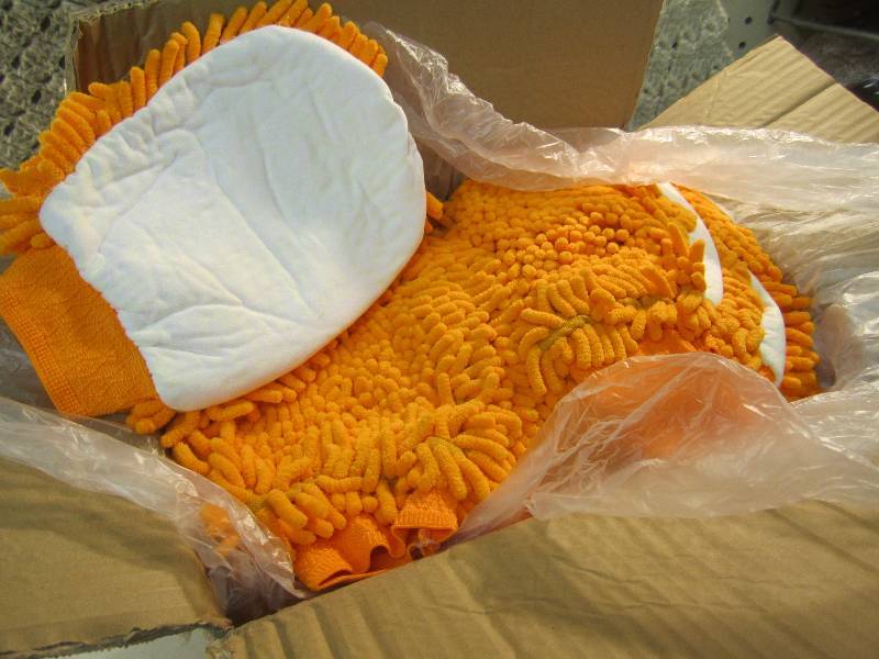 lot 233 image: Case of 50 Frizzy Car Wash Mitts  A...