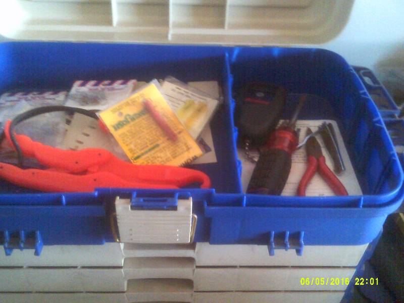 LG PLANO TACKLE BOX AND SOME TACKLE